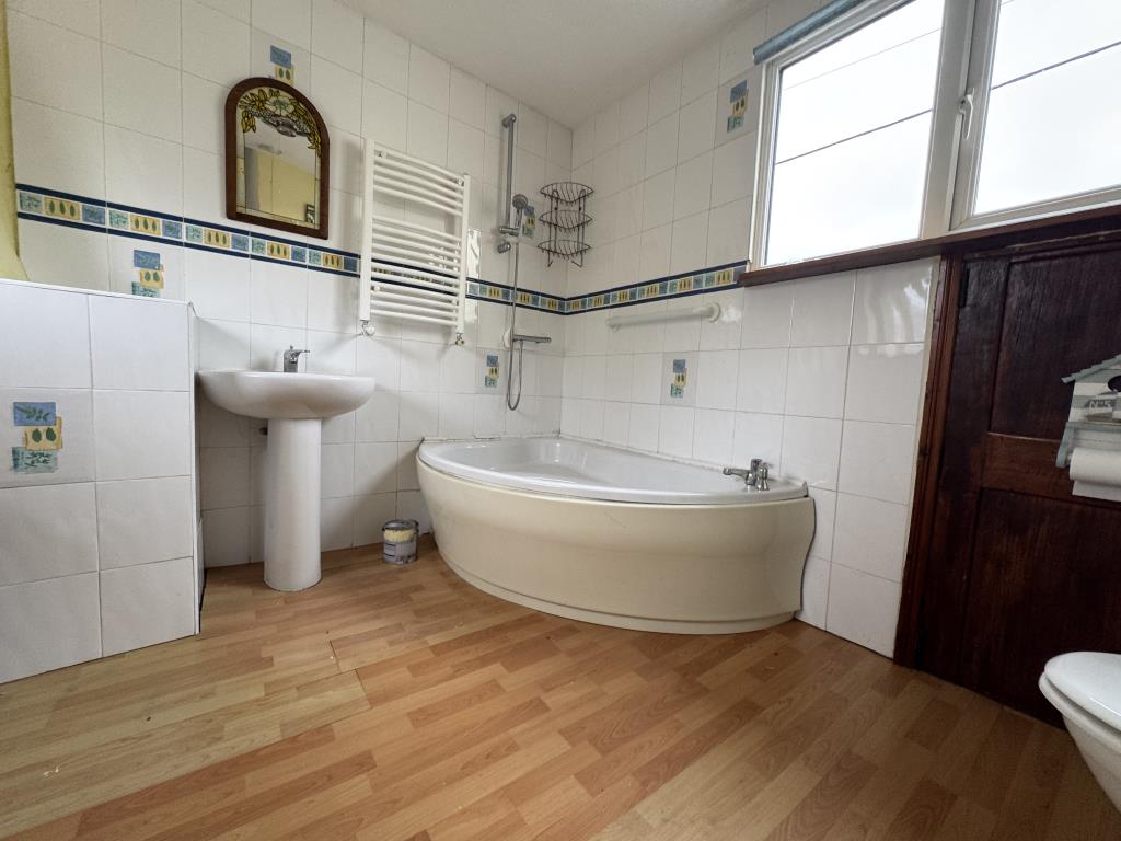 Lot: 96 - TWO-BEDROOM DETACHED COTTAGE - Large bathroom